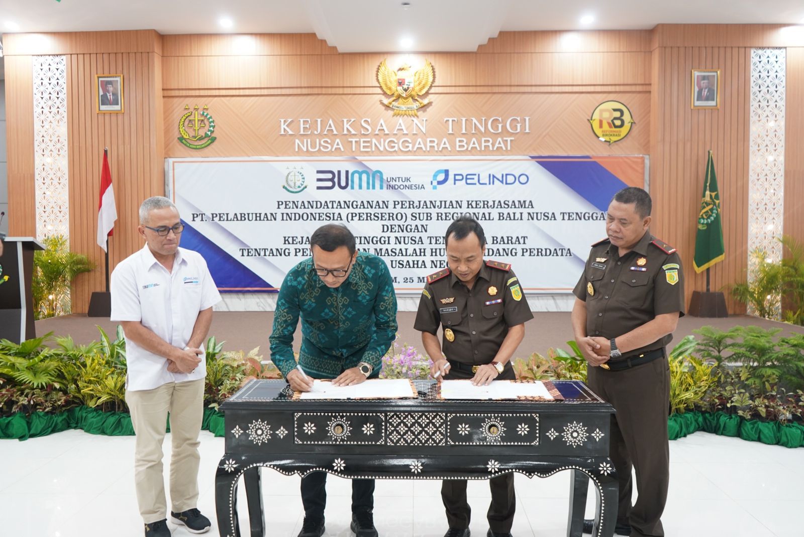 Penandatanganan Perjanjian Kerjasama Bidang Hukum Perdata dan Tata Usaha Negara antara Pelindo Sub Regional Bali Nusra dengan Kejaksaan Tinggi NTB, Kamis (25/5/2023). (Pelindo for Lombok Post)