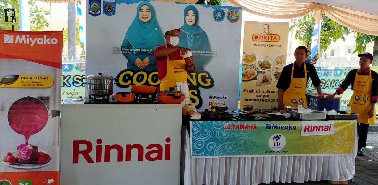 TRANSFER ILMU: Chef I Gusti Lanang Dwija Putra (kiri) saat melakukan demo masak pada gelaran Jambore Kader PKK NTB di Halaman Kantor Wali Kota Mataram. (Nurul/Lombok Post)