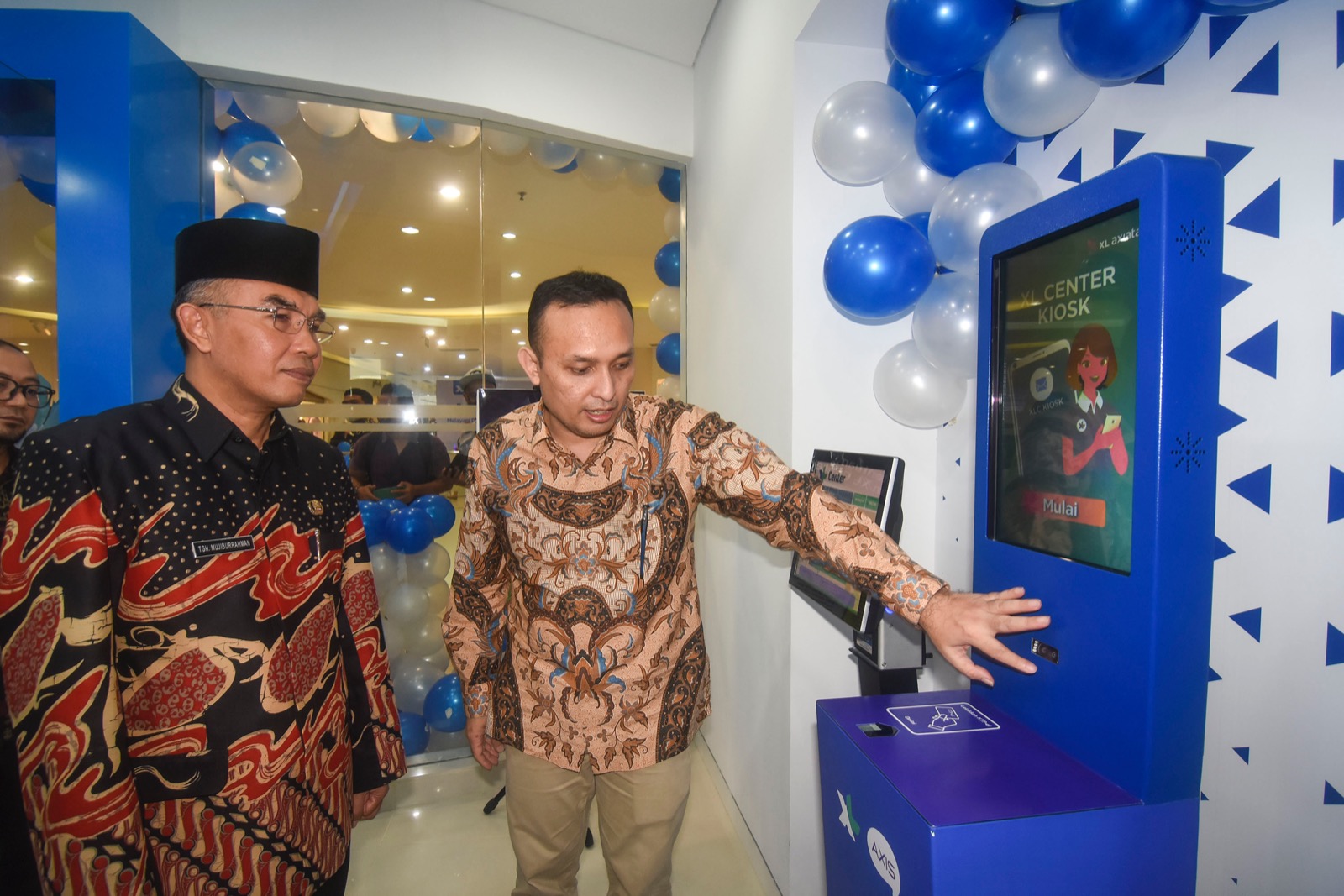 GRAND OPENING: Group Head Direct Channel Management XL Axiata Muhamad Novan Adilandy  menjelaskan salah satu fasilitas yang ada di XL Center kepada Wakil Wali Kota Mataram TGH Mujiburrahman saat peresmian pembukaan XL Center di Lombok Epicentrum Mall, Kot