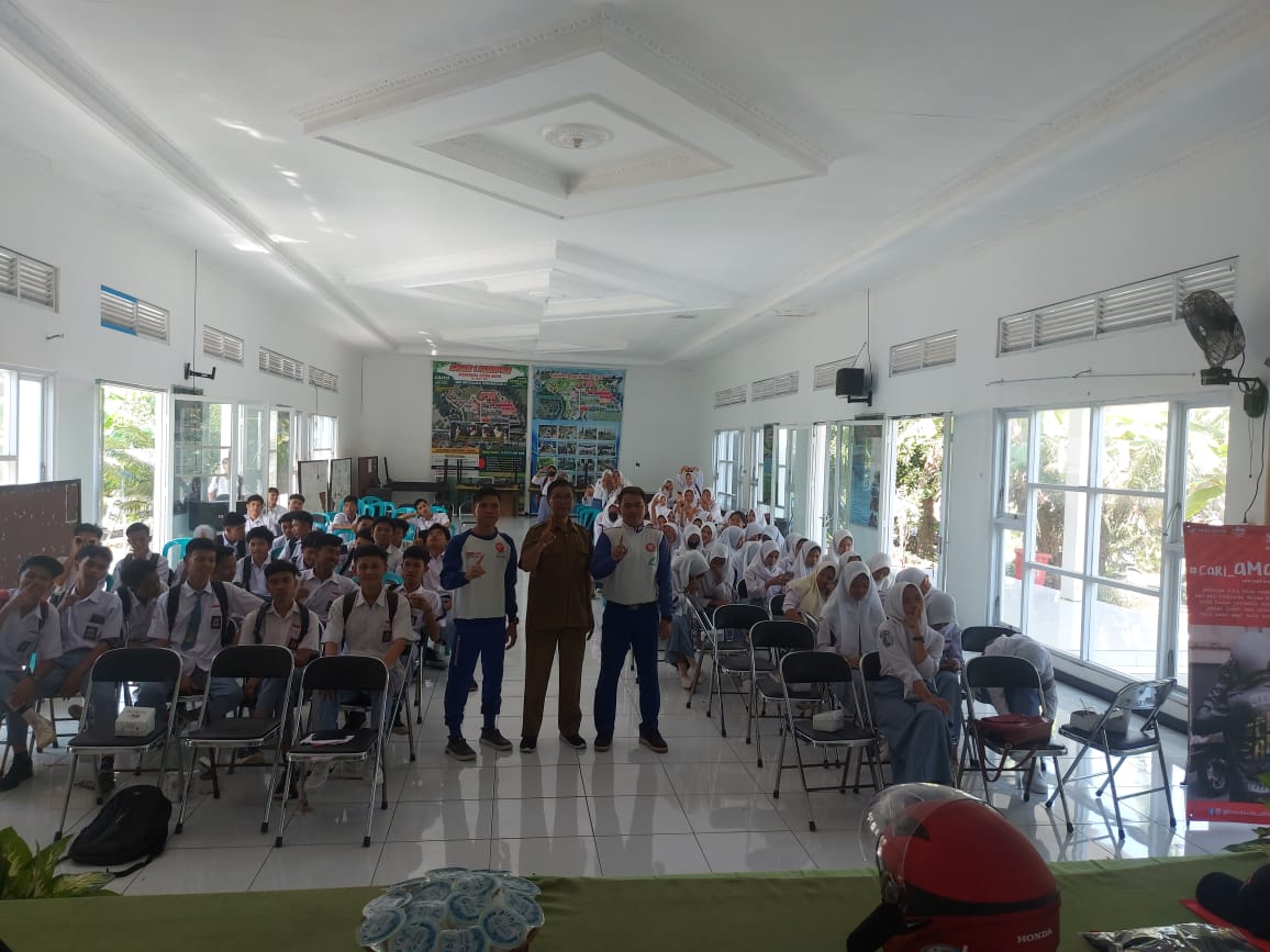 Foto Bersama : Tim safety riding Astra Motor NTB Bersama siswa SMKN 1 Kuripan. (Honda for Lombok Post)