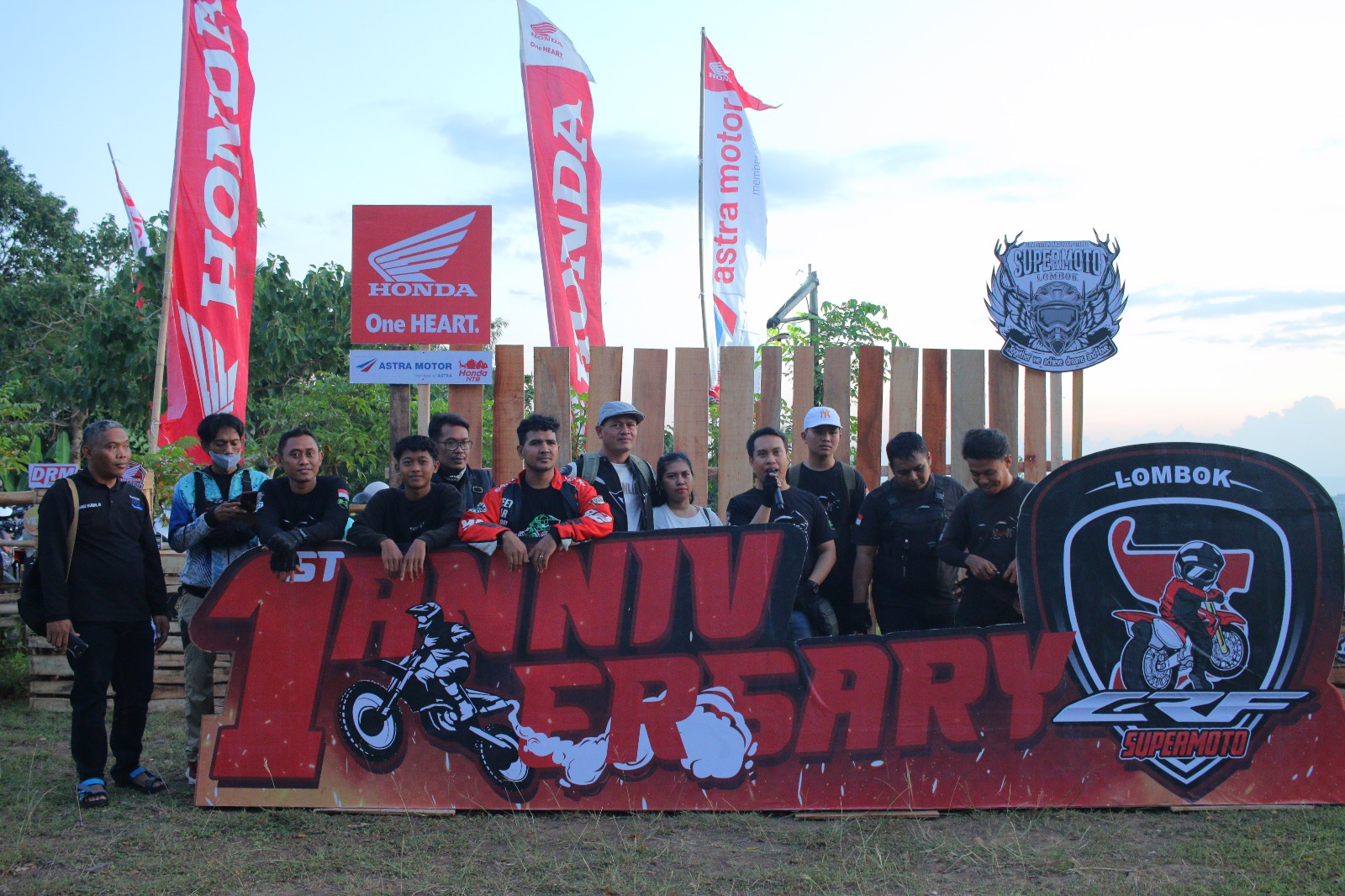 Kompak : Club CRF Supermoto Lombok. (Honda for Lombok Post)