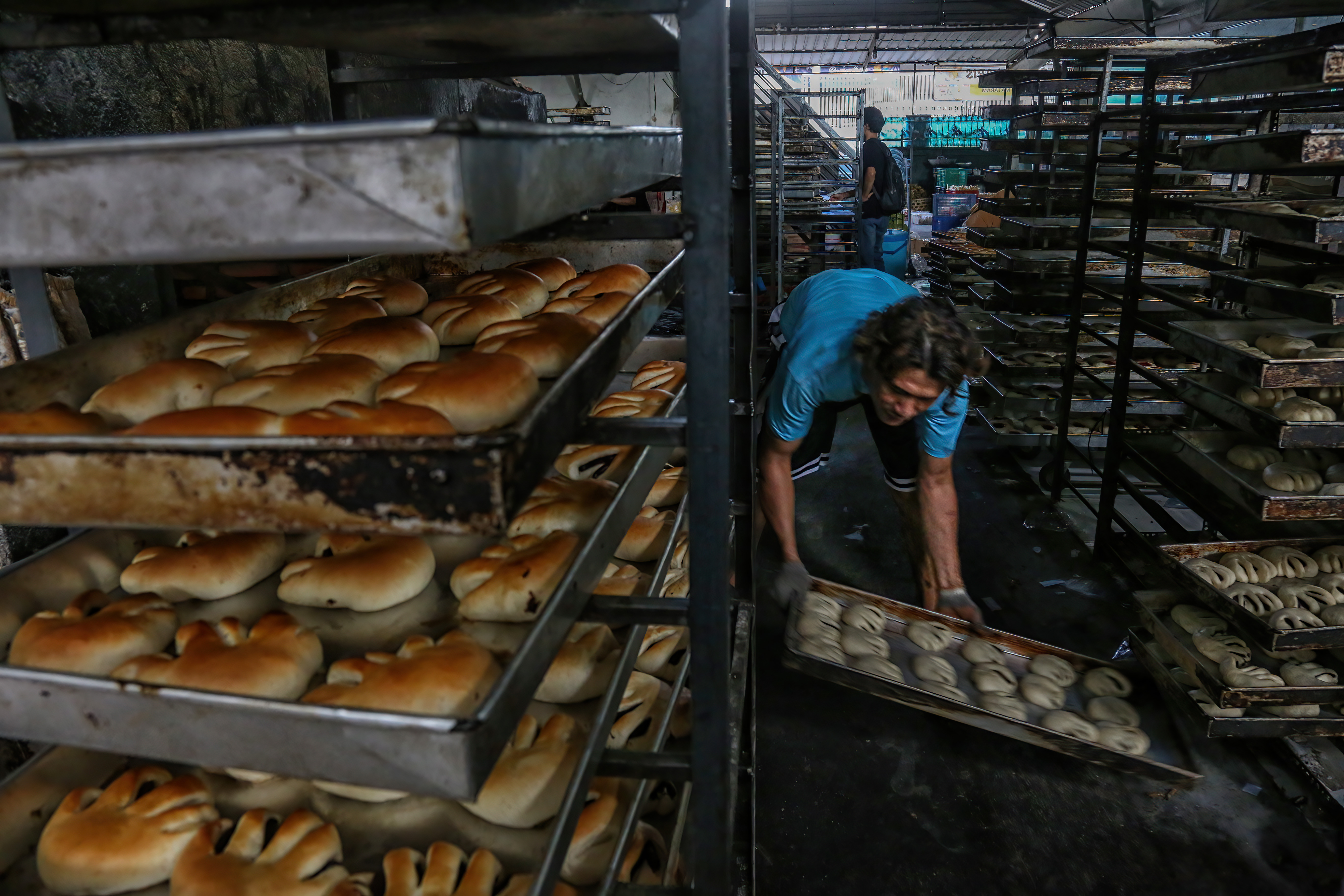 KUALITAS TERBAIK: Seorang pekerja dalam proses pembvuatan roti di Babakan, Mataram, beberapa waktu lalu. Untuk meningkatkan kualitas, UMKM butuh manajemen bisnis yang lebih baik. (IVAN/LOMBOK POST)