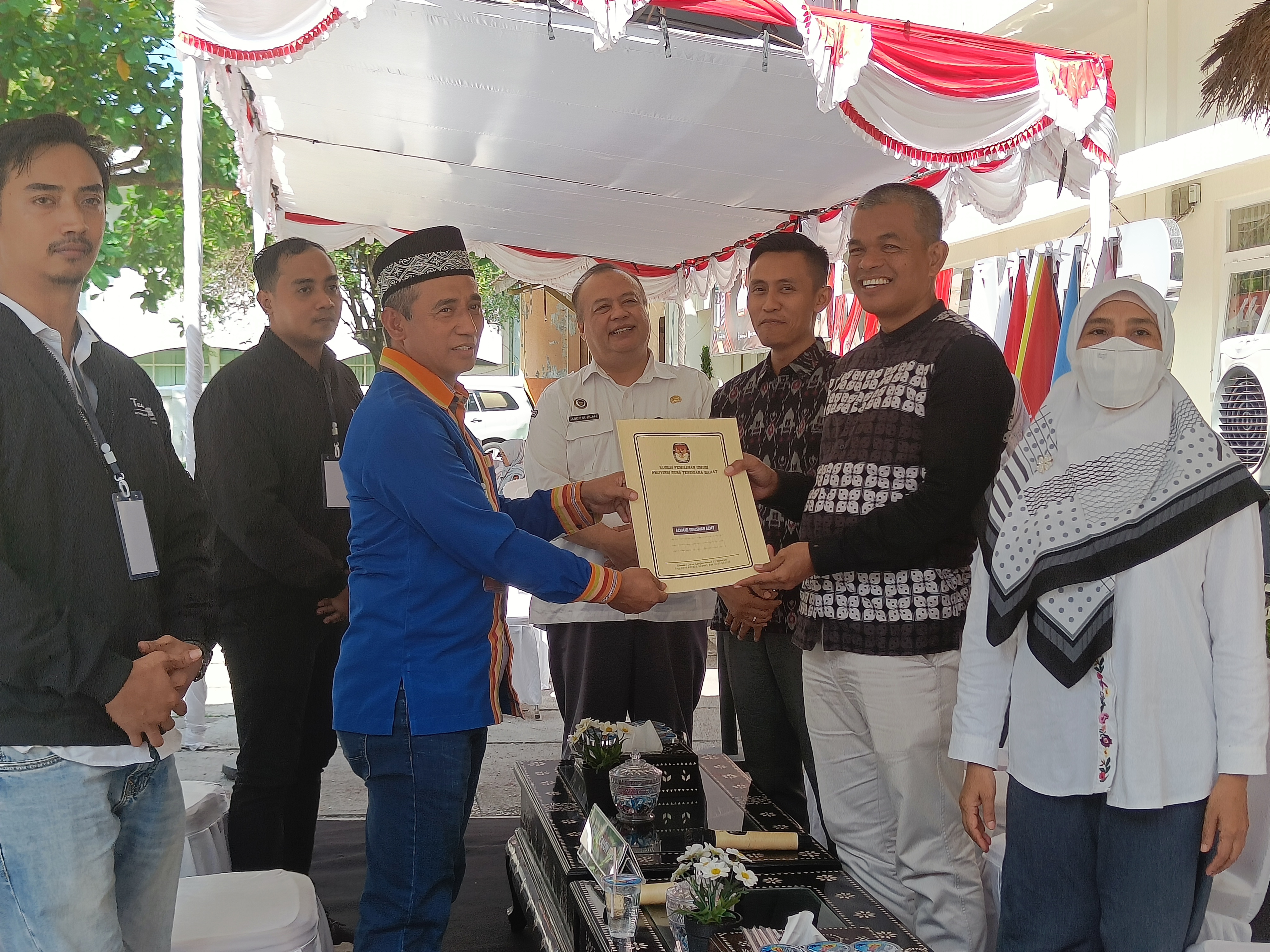 SAH: Ahmad Sukisman Azmy (kiri) saat menyerahkan berkas pendaftaran pada Ketua KPU NTB Suhardi Soud (kanan), kemarin (8/5). (ZAD/LOMBOK POST )