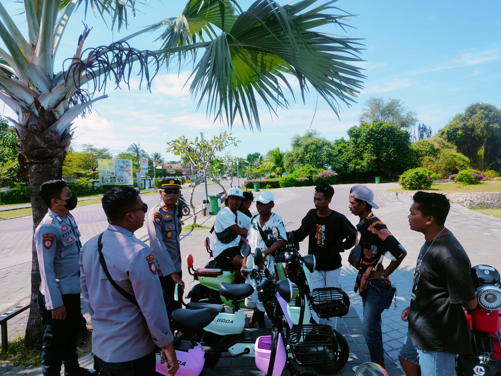 OLAH TKP: Jajaran Polsek Kawasan Mandalika olah tempat kejadian perkara kecelakaan laut di Pantai Senek, Kuta, Loteng, Sabtu (20/5). (Polres Loteng for Lombok Post)
