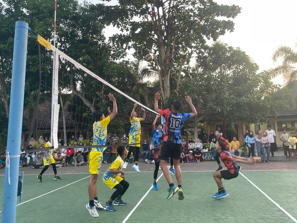 SERU: Suasana pertandingan final voli putra, di lapangan SMAN 8 Mataram, Kamis (25/5). (Chia/Lombok Post)
