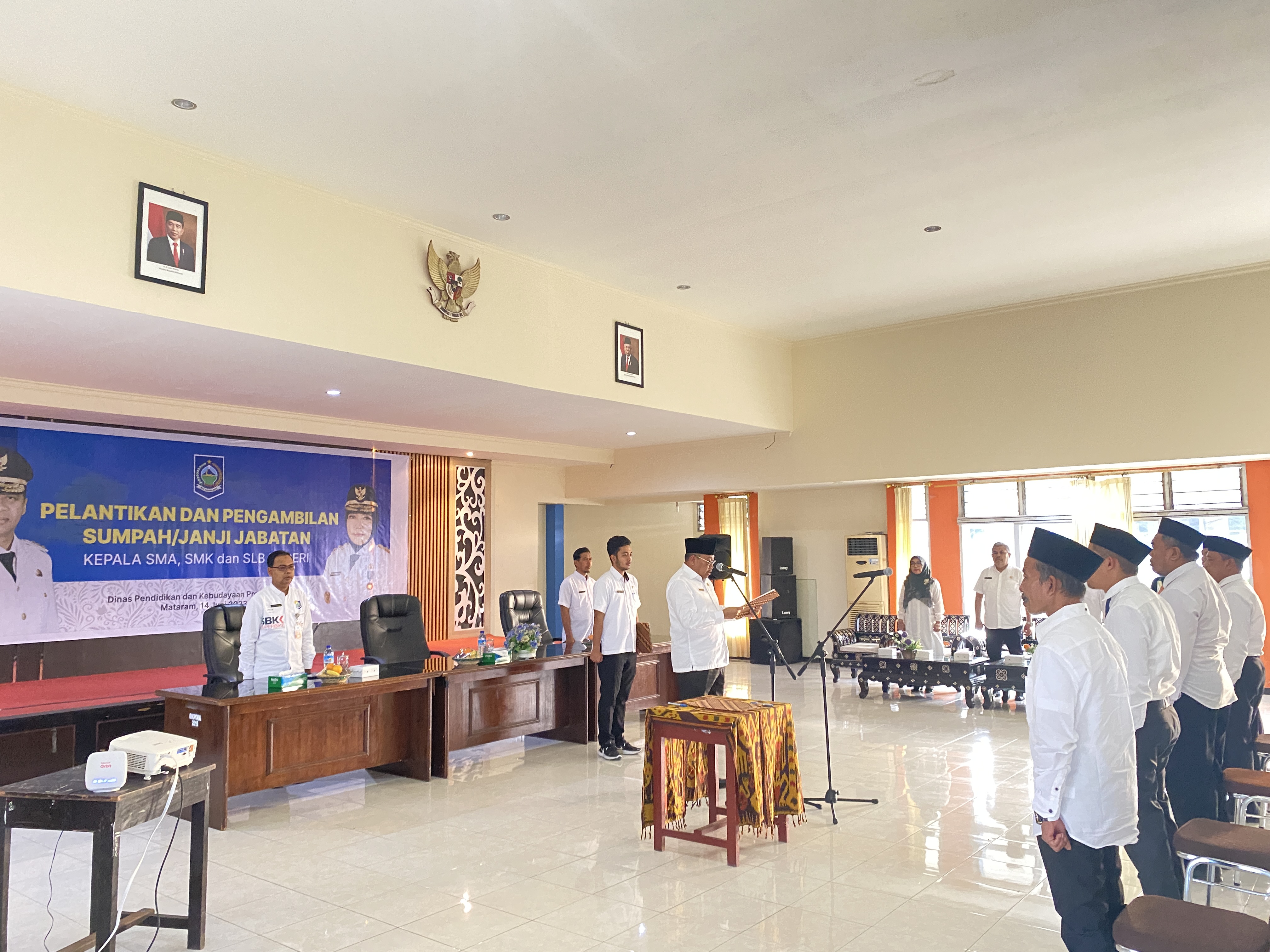 SELAMAT BERTUGAS: Prosesi pengambilan sumpah jabatan yang dipimpin Sekda NTB H Lalu Gita Aryadi, kepada kepala SMA, SMK dan SLB lingkup Kabupaten Lombok Timur, Sumbawa dan Dompu, yang dilakukan secara langsung dan virtual, terpusat di aula Handayani Dinas