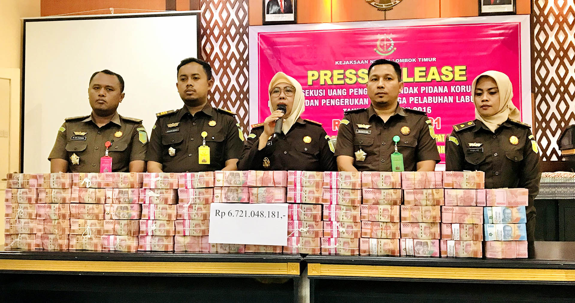 INI UANGNYA: Kajari Lotim Efi Laila Kholis (tengah) bersama jajarannya mengeksekusi pengembalian kerugian keuangan negara kasus korupsi proyek penataan dan pengerukan kolam labuh dermaga Labuhan Haji, Selasa (20/6). (Kejari Lotim for Lombok Post)