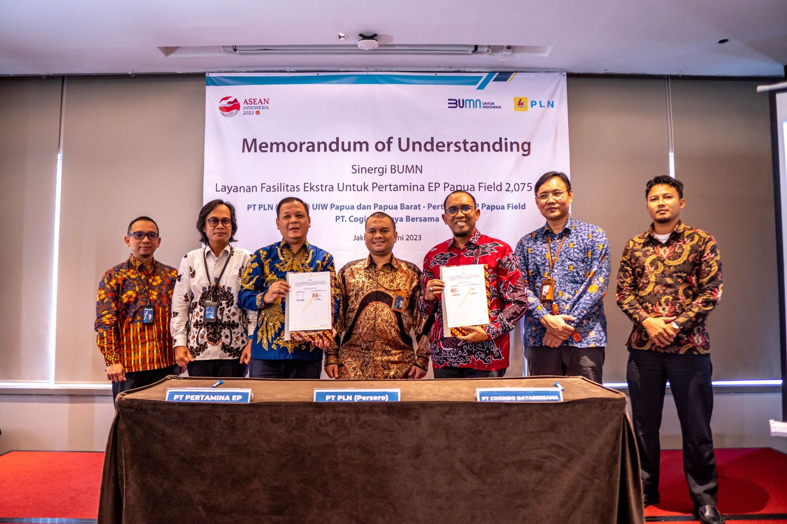 Penandatanganan nota kesepahaman antara PLN dan Pertamina EP tentang tambahan layanan fasilitas ekstra, Rabu (21/6). (Dok. PLN)