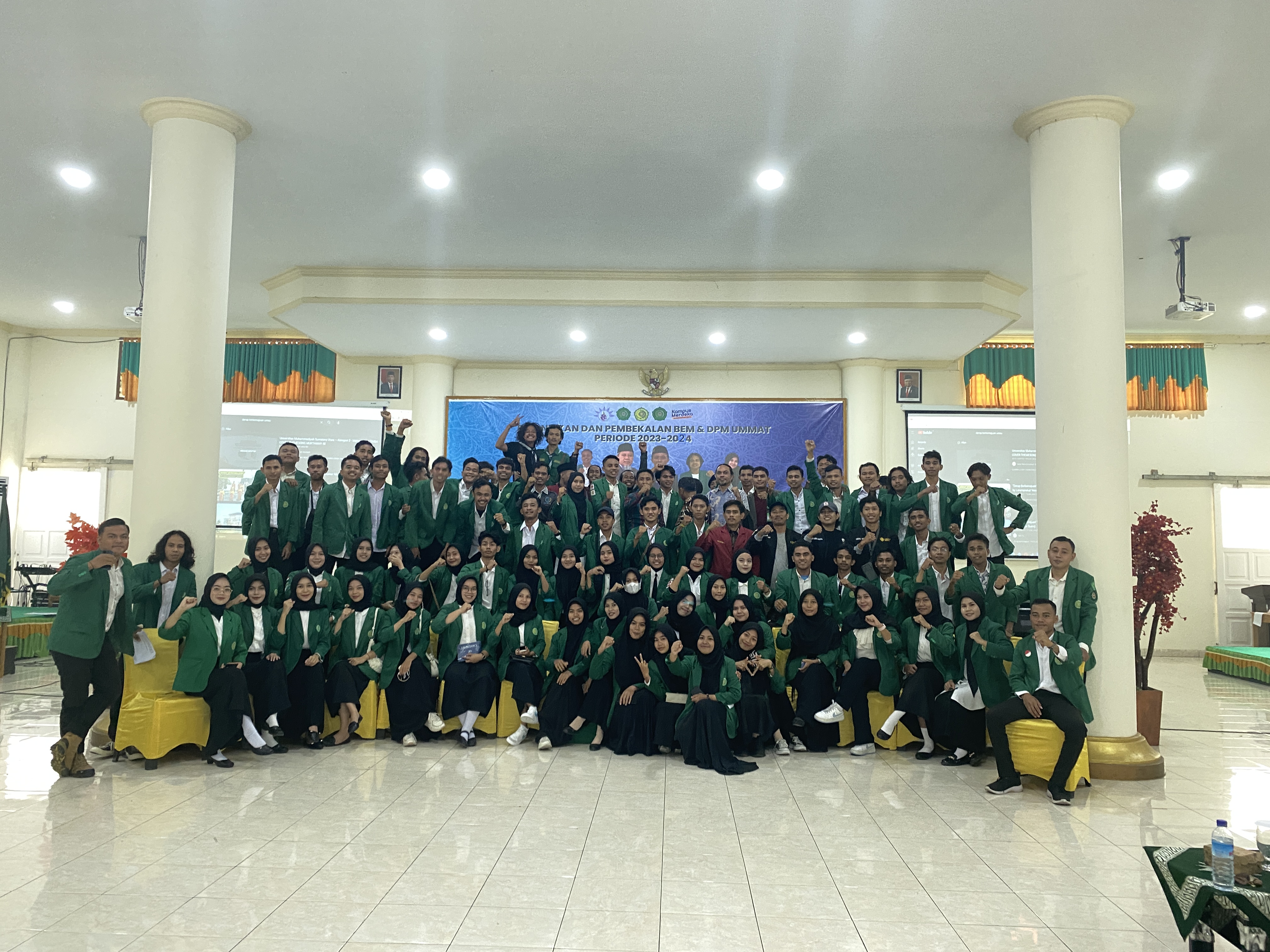 SIAP MENGABDI: Pengurus BEM dan DPM Ummat, usai pelantikan di Auditorium H Anwar Ikraman Ummat, Sabtu (3/6). (Yuyun/Lombok Post)