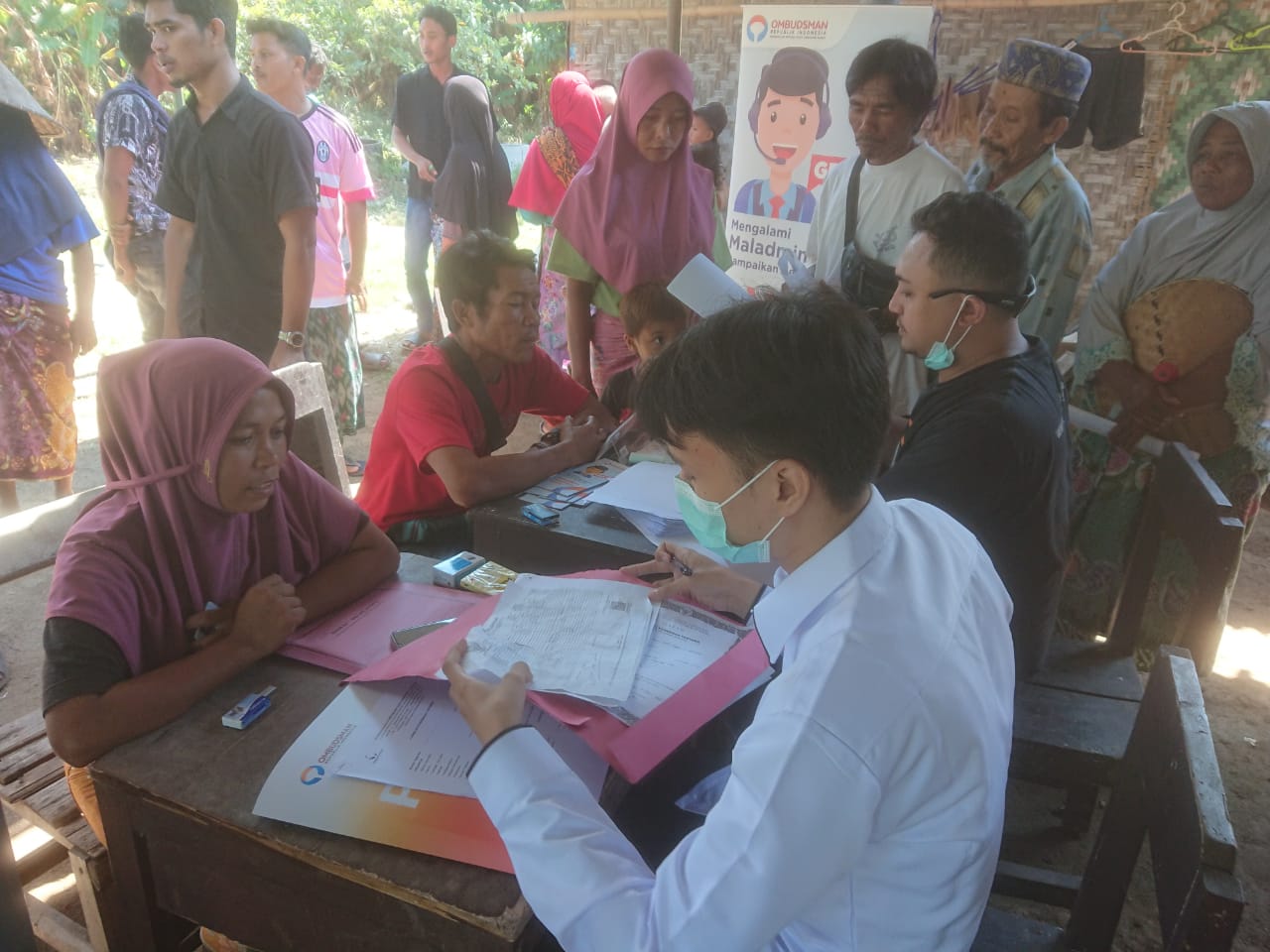 JEMPUT BOLA: Masyarakat Meang, Sekotong, Lobar antusias mengurus dokumen adminduk, Selasa (20/6). (Ombudsman NTB untuk Lombok Post)