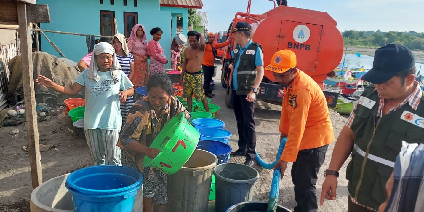 MENYALURKAN AIR BERSIH: BPBD Lotim menyalurkan bantuan air bersih bagi warga terdampak kekeringan di Dusun Toroh, Desa Tanjung Luar, Kecamatan Keruak, belum lama ini. (BPBD Lotim untuk Lombok Post)