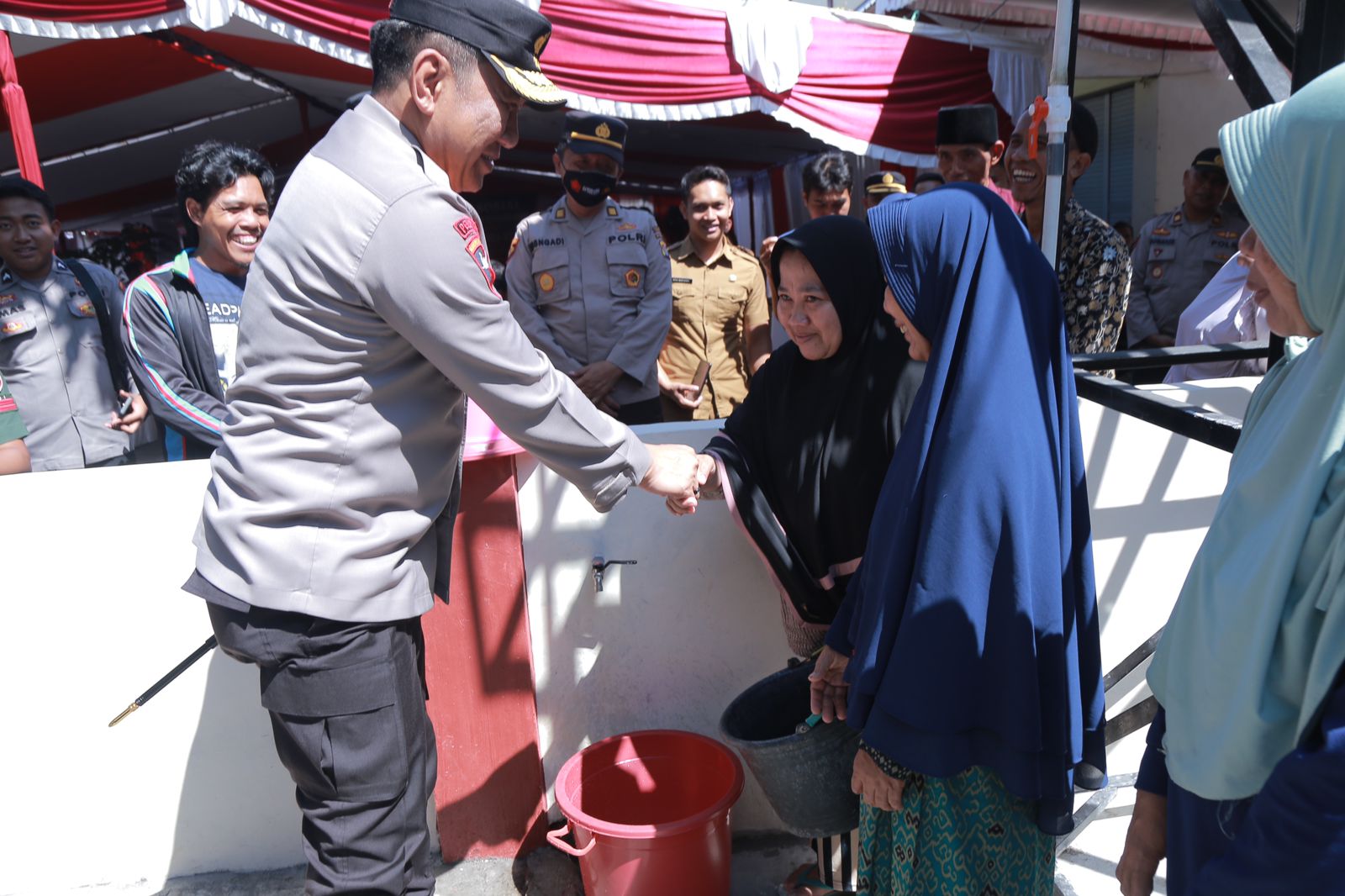 BAKTI SOSIAL: Kapolda NTB Irjen Pol Djoko Poerwanto menyalami warga usai meresmikan fasilitas air bersih di Desa Korleko, Kecamatan Labuhan Haji, Lotim, Senin (19/6). (Dok. Humas Polda NTB)