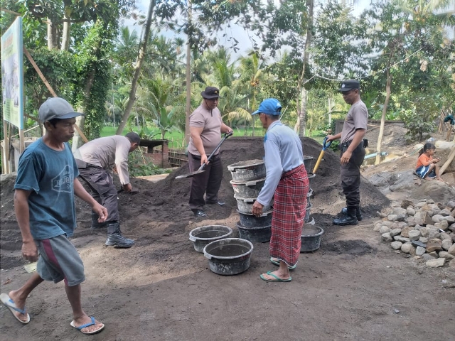 GOTONG ROYONG: Personel Polsek Masbagik bersama warga sedang bergotong royong membangun masjid Nurussa’adah di Dusun Kapitan, Desa Lendang Nangka Utara, Kecamatan Masbagik, Selasa (6/6). (Polsek Masbagik for Lombok Post)
