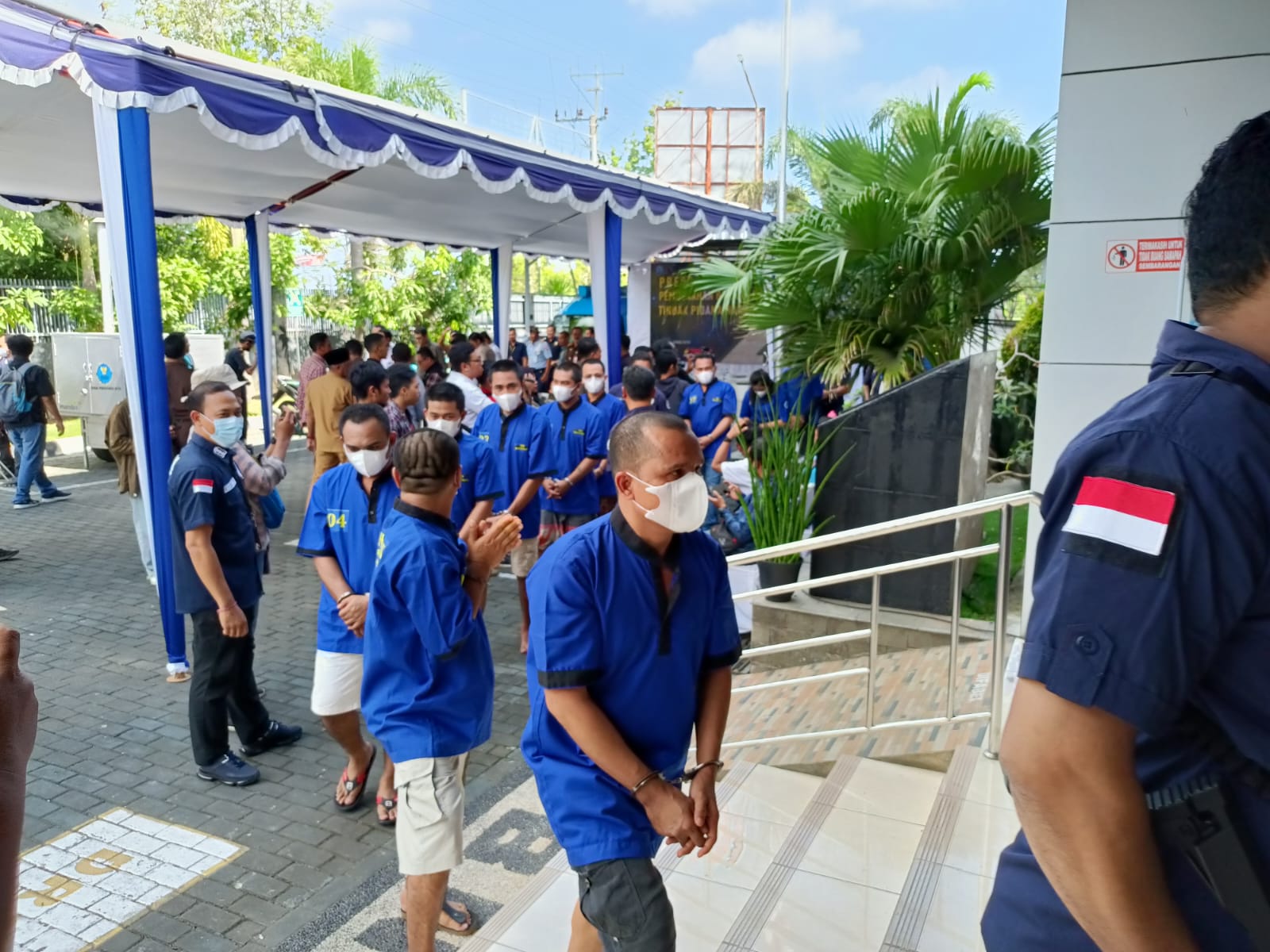 DIPROSES HUKUM: Para tersangka pengedar narkoba berjalan ke ruang tahanan kantor BNN NTB, Senin (12/6). (Harli/Lombok Post)