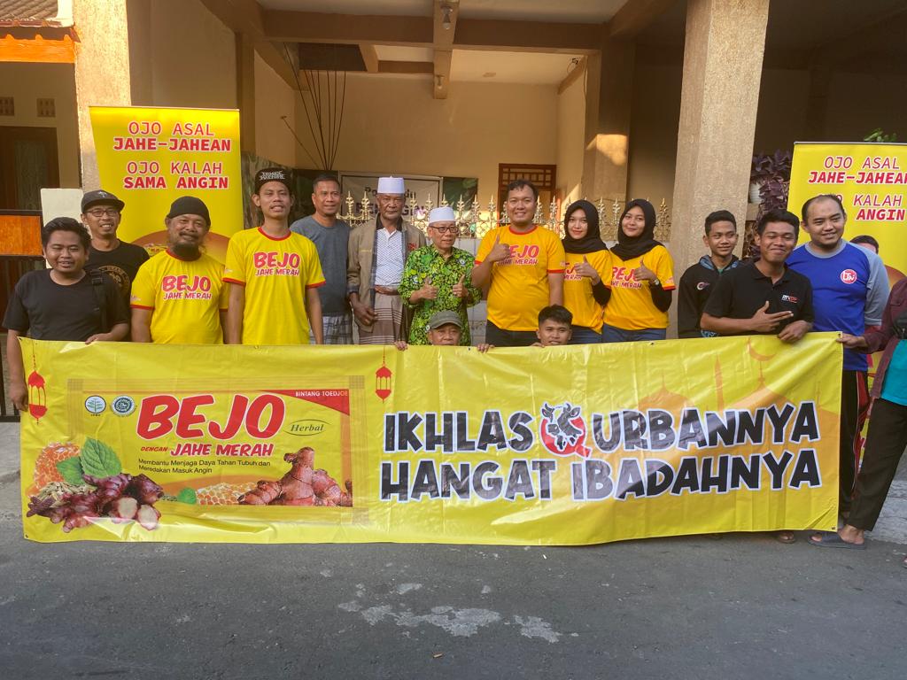 Berkurban: Tim Bejo Jahe Merah, pengurus masjid, dan masyarakat saat acara penyembelihan hewan kurban di Masjid Al Ikhlas, Rembiga, Kota Mataram, Kamis (29/6).