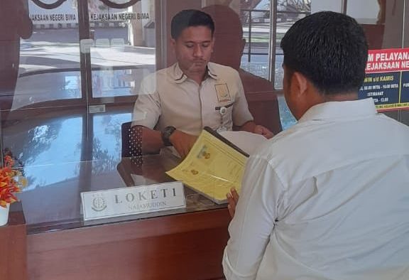 SERAHKAN BERKAS: Penyidik Satreskrim Polres Bima Kota menyerahkan berkas perkara dua tersangka kasus pembunuhan Fernandezmets Luit Mawar ke Kejari Bima, Senin (12/6). (Polres Bima Kota for Lombok Post)