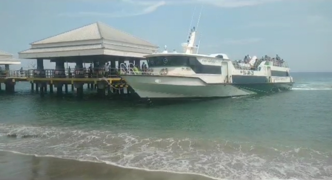 MASIH UJI COBA: Dermaga pelabuhan Senggigi yang sudah selesai dibangun belum lama ini sudah mulai digunakan.(HABIBUL ADNAN/LOMBOK POST)