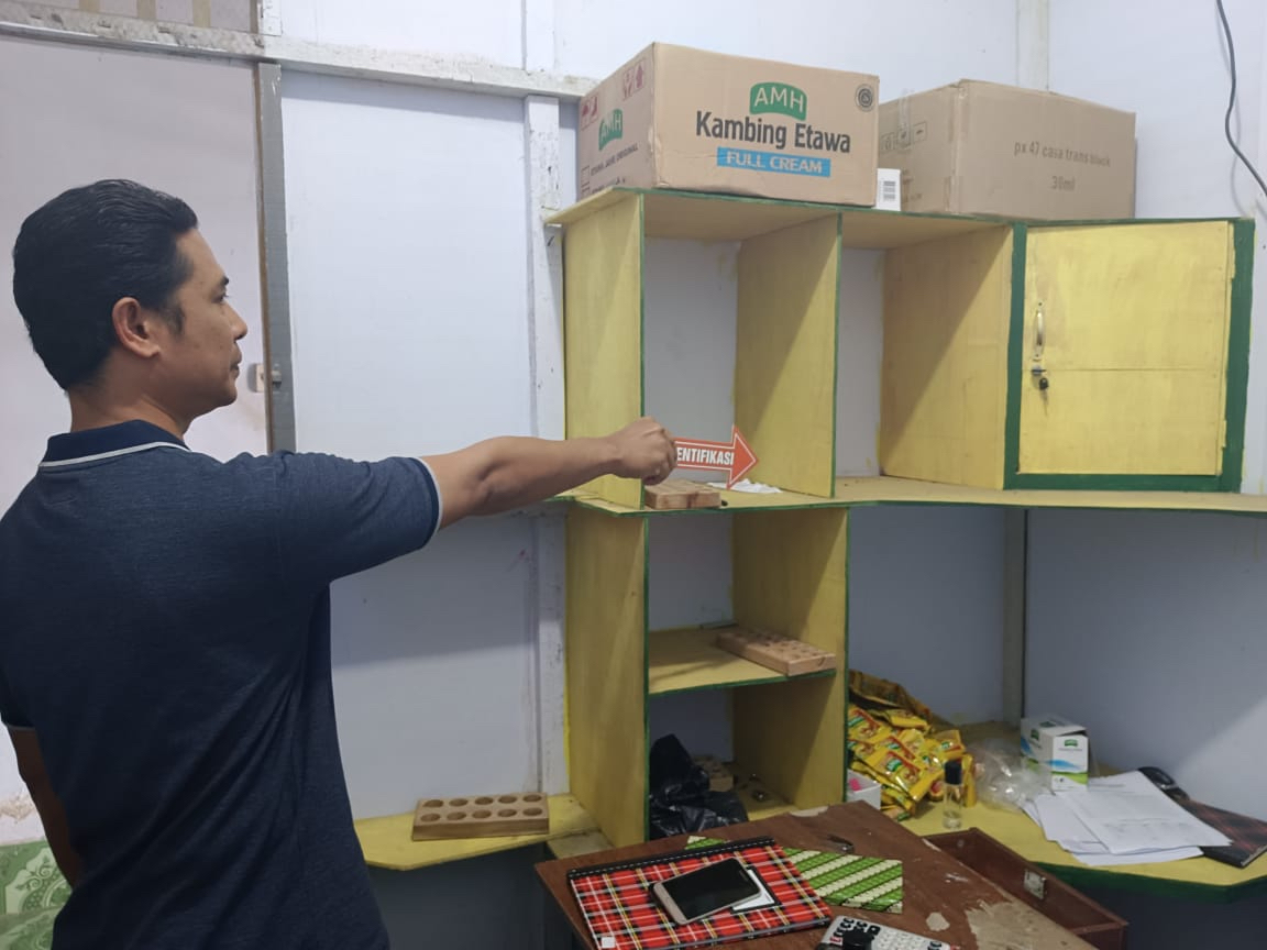 OLAH TKP: Unit Reskrim Polsek Masbagik sedang melakukan identifikasi TKP dugaan pencurian di Gudang UD Dua Sepupu, Desa Paokmotong, Kecamatan Masbagik, Selasa (21/6). (Polsek Masbagik for Lombok Post)
