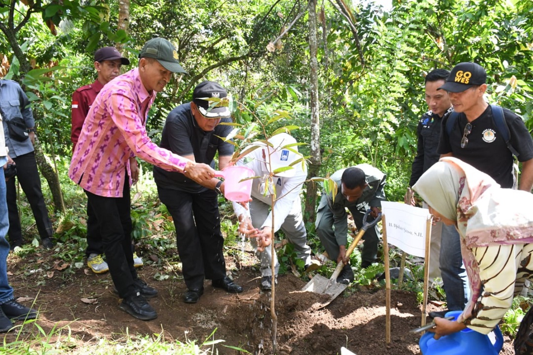JAGA LINGKUNGAN: Bupati Lombok Utara H Djohan Sjamsu (tiga kiri) bersama perwakilan Islamic Relief Indonesia, DLHK NTB, dan Kelompok Agro Mangku Aji menanam durian di Dusun Leong Desa Tegal Maja, kemarin (8/6).(FERIAL/LOMBOK POST)