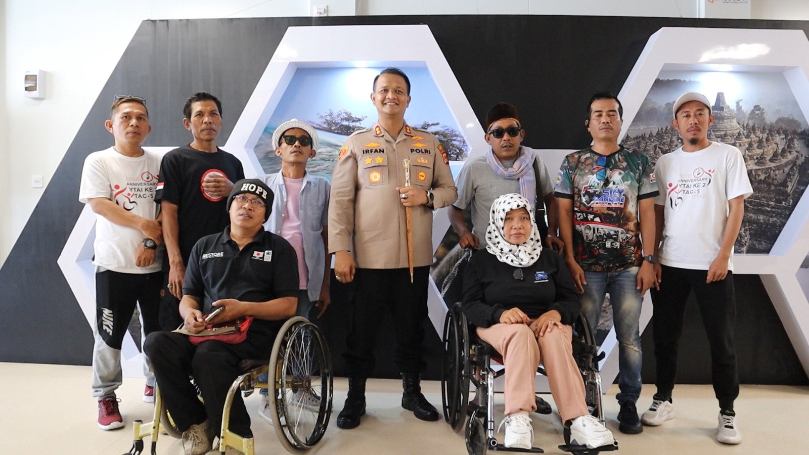 PEDULI DIFABEL: Kapolres Loteng AKBP Irfan Nurmansyah (tengah) berfoto bersama penyandang disabilitas, Senin (19/6). Mereka akan mengikuti Fun Run Difabel di Sirkuit Internasional Pertamina Mandalika pada Sabtu (24/6) mendatang. (Dewi/Lombok Post)