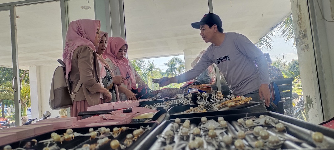 LAKU: Salah satu pelaku UMKM mutiara di Lobar. Saat ini penjualan mulai meningkat.(HABIBUL ADNAN/LOMBOK POST)