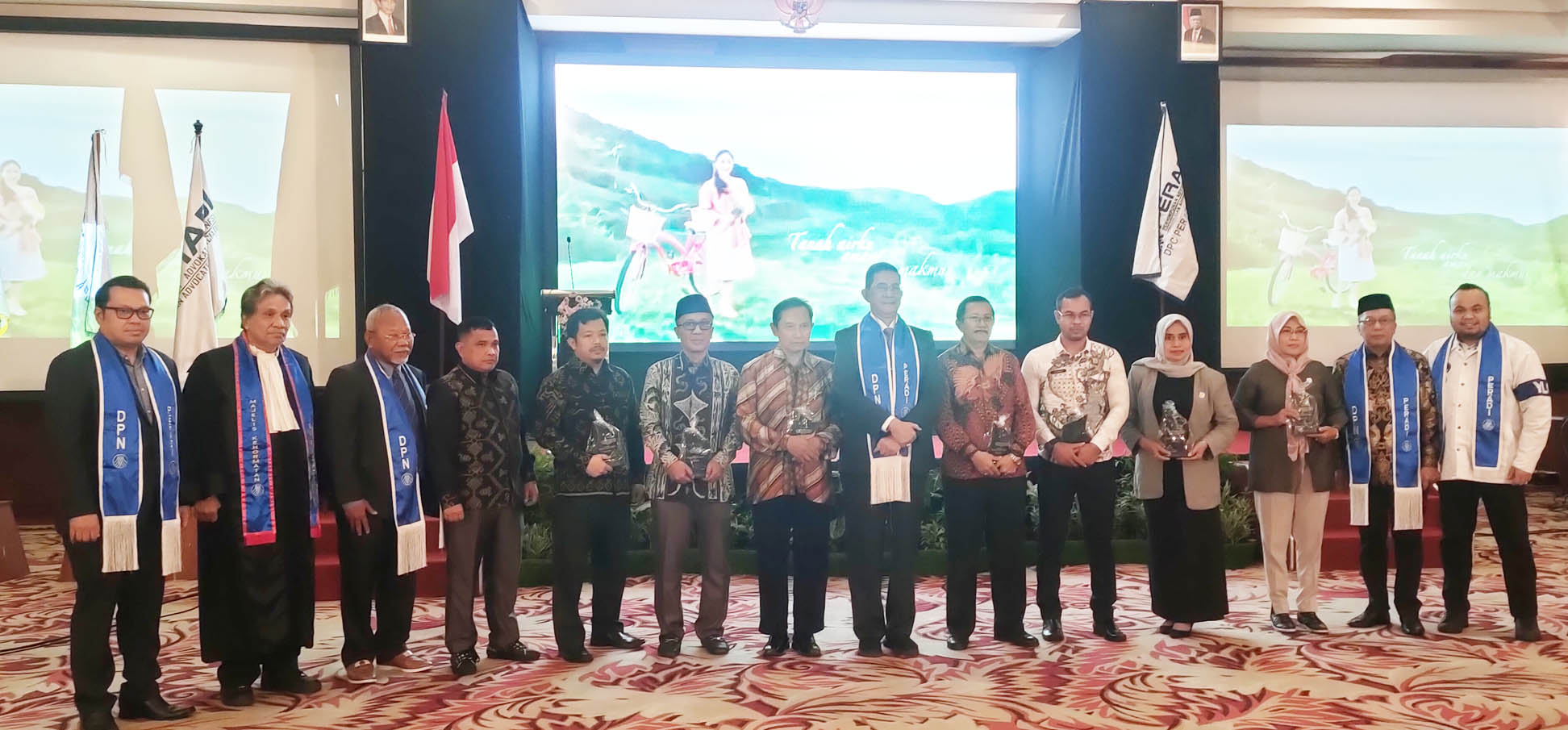 Ketua DPC Peradi Mataram Dr Asmuni (empat dari kiri) bersama pengurus DPN Peradi foto bersama dengan para pejabat usai acara pelantikan pengurus DPC Peradi di Hotel Lombok Raya, Sabtu (10/6). (Harli/Lombok Post)