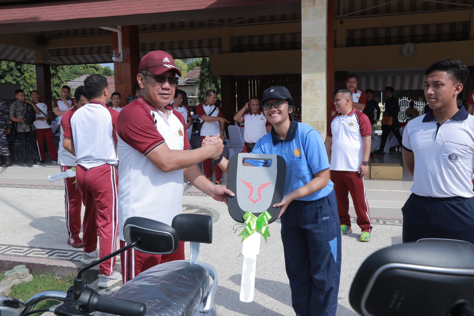Kapolda NTB Irjen Pol Djoko Poerwanto secara simbolis menyerahkan doorprize motor listrik kepada personel yang beruntung. (Dok. Humas Polda NTB)
