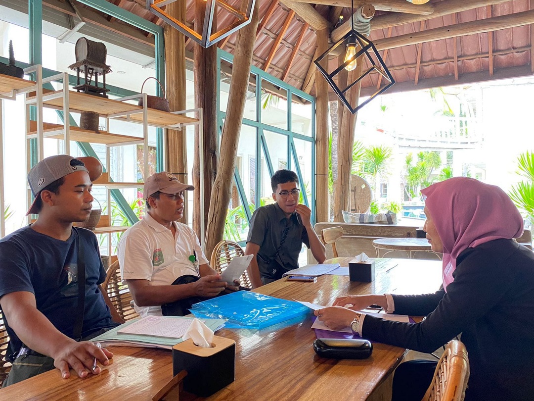 TAGIH PAJAK: Tim Bapenda KLU melakukan penagihan tunggakan pajak pada pengusaha Gili Tramena, beberapa waktu lalu.(BAPENDA FOR LOMBOK POST)