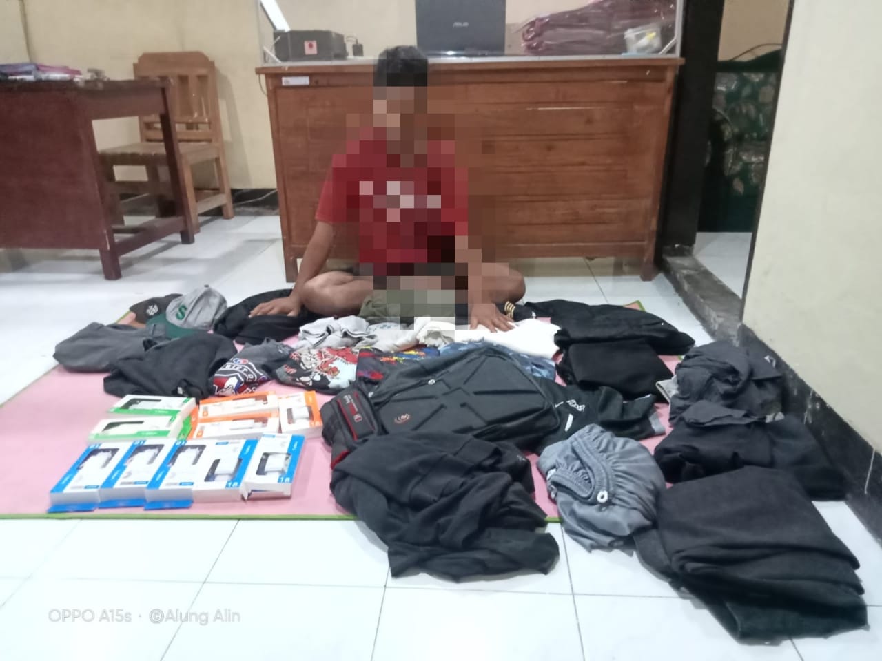 MASUK BUI LAGI: Pelaku pencurian berinisial TS alias E diringkus polisi, Minggu (4/6). (Harli/Lombok Post)