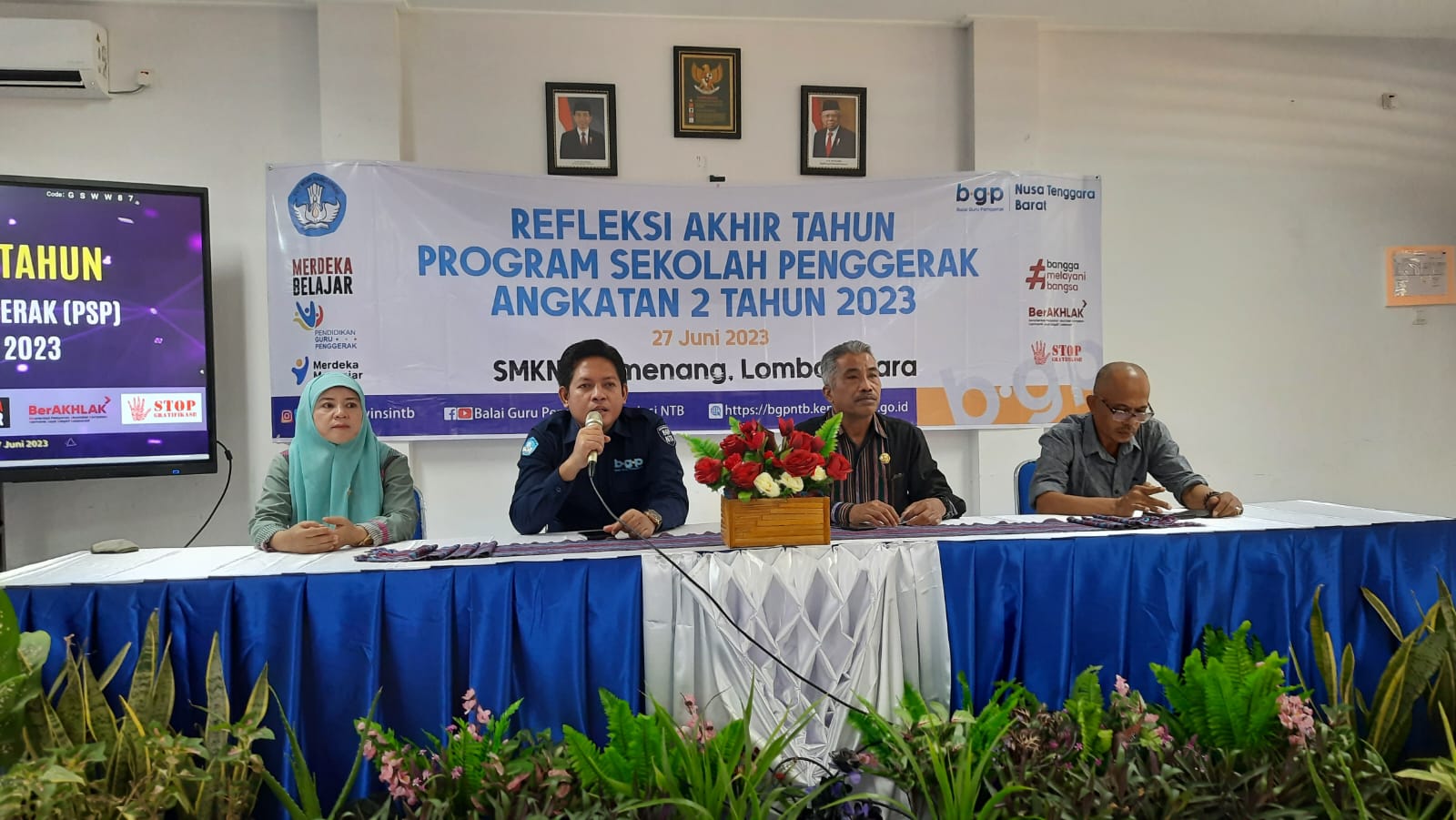 PERBAIKI MUTU PENDIDIKAN: Lalu Muhammad Fahrurrozi selaku Widyaprada BGP NTB (dua dari kiri) saat mengisi kegiatan refleksi akhir tahun ajaran Program Sekolah Penggerak Angkatan 2 Tahun Pertama wilayah KLU, di SMKN 1 Pemenang, Selasa (27/6).