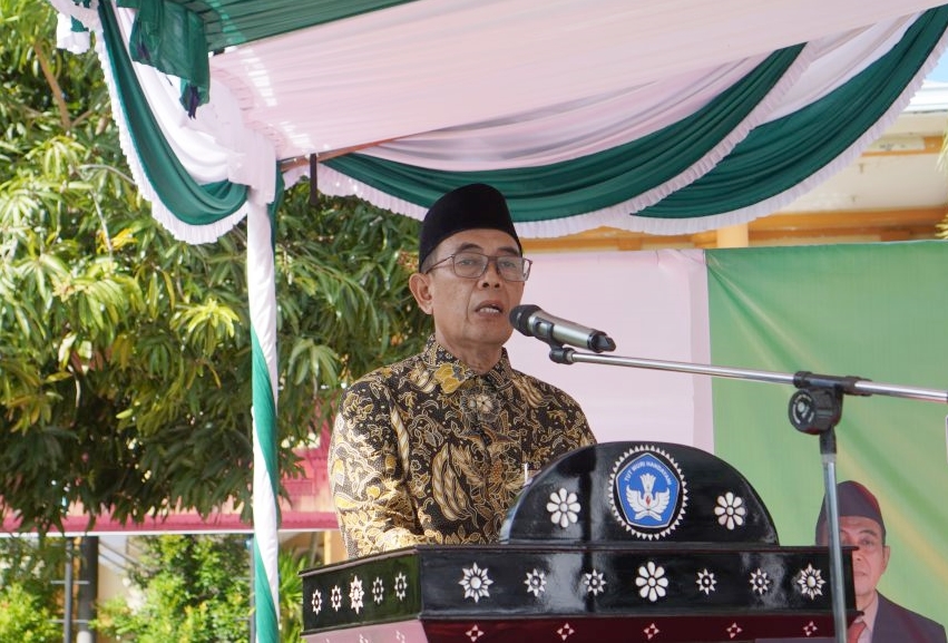TINGKATKAN KUALITAS: Kepala SMAN 1 Mataram Kun Andrasto saat menyampaikan petuah dan motivasi kepada seluruh siswa SMAN 1 Mataram, beberapa waktu lalu. (SMAN 1 Mataram for Lombok Post)