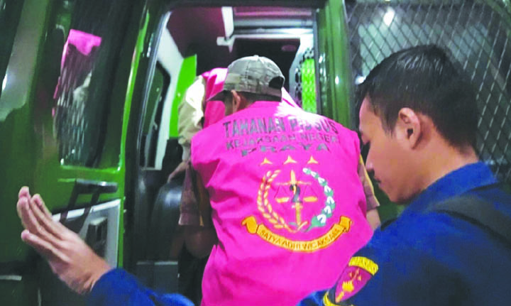 DITAHAN: Para tersangka korupsi proyek jalan menuju TWA Gunung Tunak naik ke dalam mobil tahanan jaksa untuk menjalani penahanan, Kamis (8/6). (Kejari Loteng for Lombok Post)
