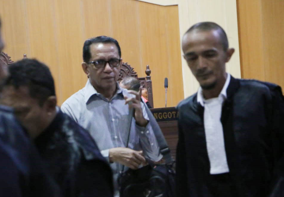 KENA 3 TAHUN: Terdakwa M Tayeb didampingi penasihat hukumnya Aan Ramadhan (kanan) meninggalkan ruang sidang Pengadilan Tipikor Mataram. (Harli/Lombok Post)