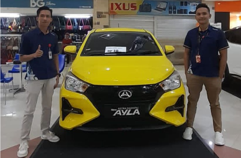 PASARKAN: Marketing Daihatsu Bertais pada pameran All New Ayla di Mataram Mall, pekan lalu.(NURUL/LOMBOK POST)