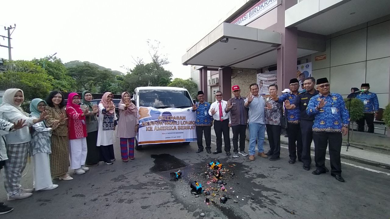 LEPAS EKSPOR VANILI KERING: Pihak Pemprov NTB, Balai Karantina Pertanian Kelas I Mataram, Bank Indonesia NTB saat pelepasan ekspor vanili kering. (NURUL/LOMBOK POST)