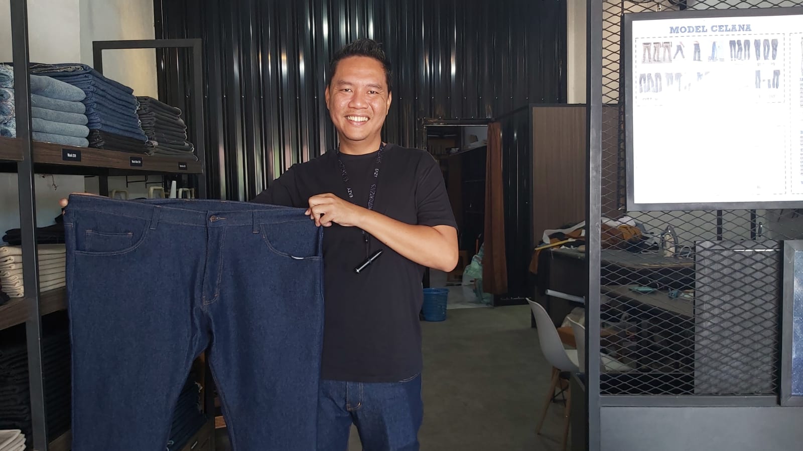 UKURAN KHUSUS: Owner Waroeng Jeans Erick Ramadhani S menunjukkan salah satu ukuran khusus yang bisa dibuat di Waroeng Jeans Mataram, kemarin (6/6).(NURUL/LOMBOK POST)