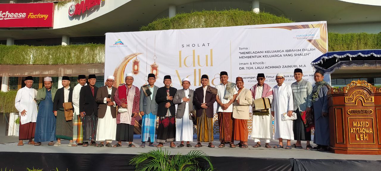 KEGIATAN RUTIN: Manajemen LEM bersama pengurus masjid, dan pengisi kegiatan Salat Idul Adha di halaman Parkir Timur LEM, kemarin (29/6).(NURUL/LOMBOK POST)