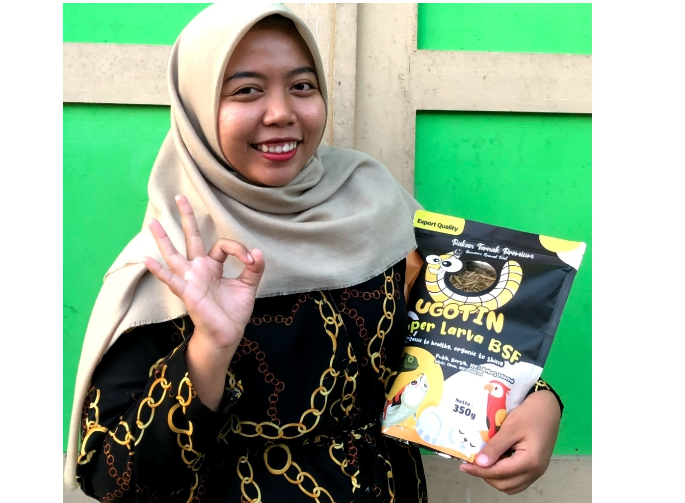 PRODUK MAGGOT: Owner BGL Windu Fajar Arum menunjukkan salah satu produknya yang paling laris, kemarin (20/6).(NURUL/LOMBOK POST)