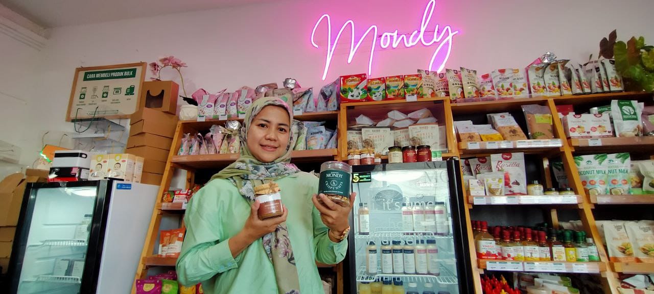 MAKANAN ORGANIK: Owner Mondy Yunis Arista memperlihatkan produk best seller konsumen Mondy di Mataram. (NURUL/LOMBOK POST)
