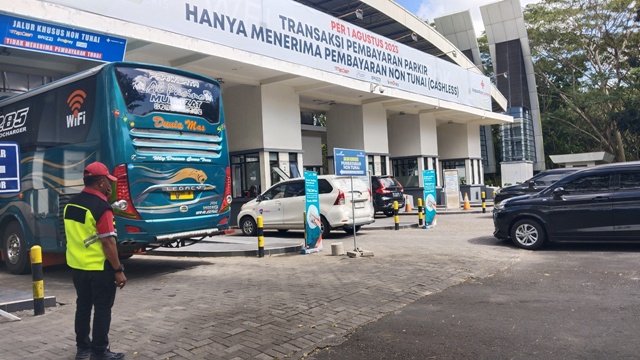 SEGERA DITERAPKAN: Sejumlah pengendara bermotor bersiap keluar area BIZAM, Loteng, Minggu (10/6). Mulai Agustus, pengelola BIZAM akan menerapkan pembayaran parkir non tunai. (Dewi/Lombok Post)