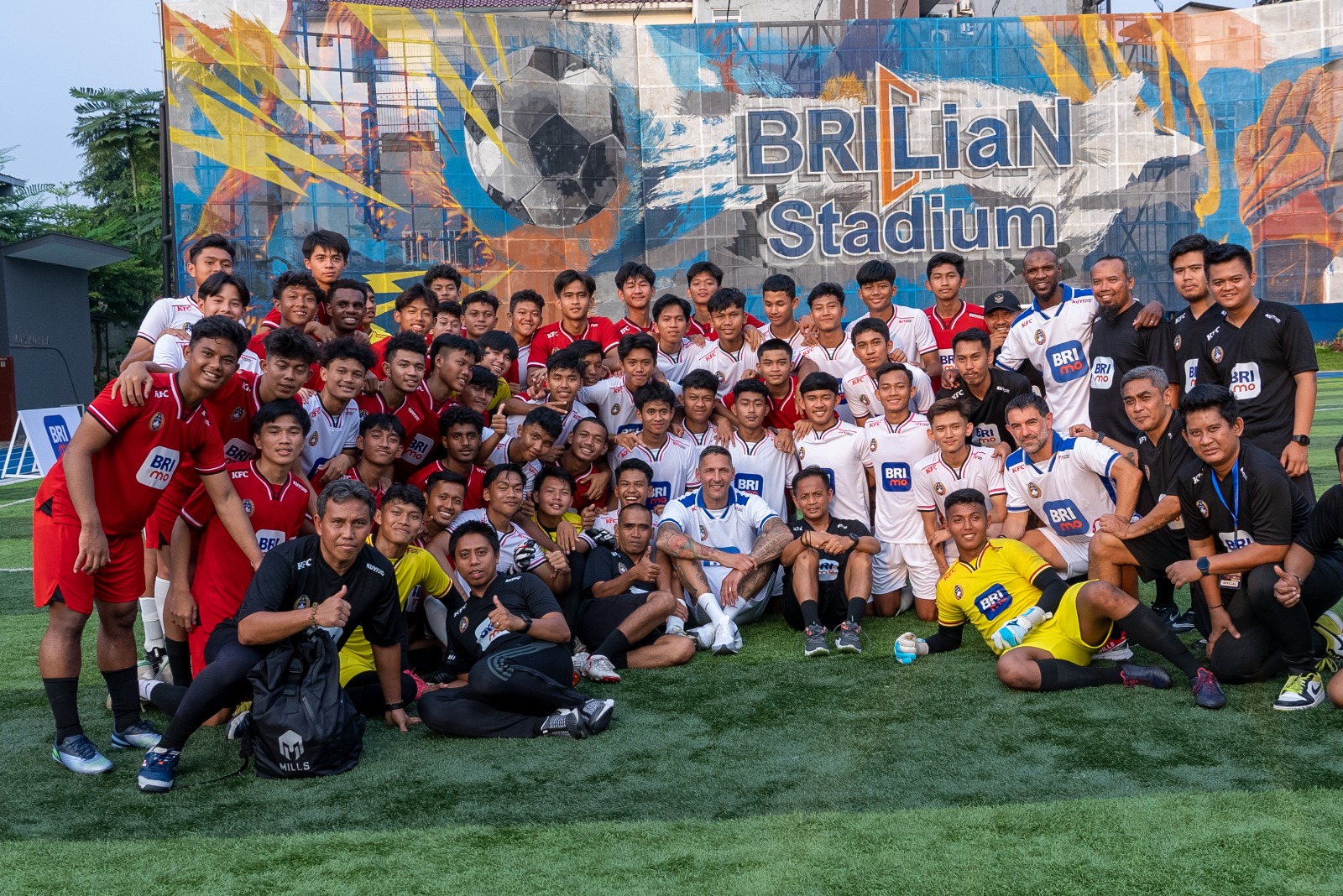 BRI Peduli memberikan apresiasi dana pendidikan prestasi olahraga kepada para peserta terpilih dalam kegiatan ”BRImo Future Garuda” pada Selasa, 30 Mei 2023 di BRILian Stadium, Fatmawati, Jakarta. Seperti diketahui, kegiatan BRImo Future Garuda sendiri me