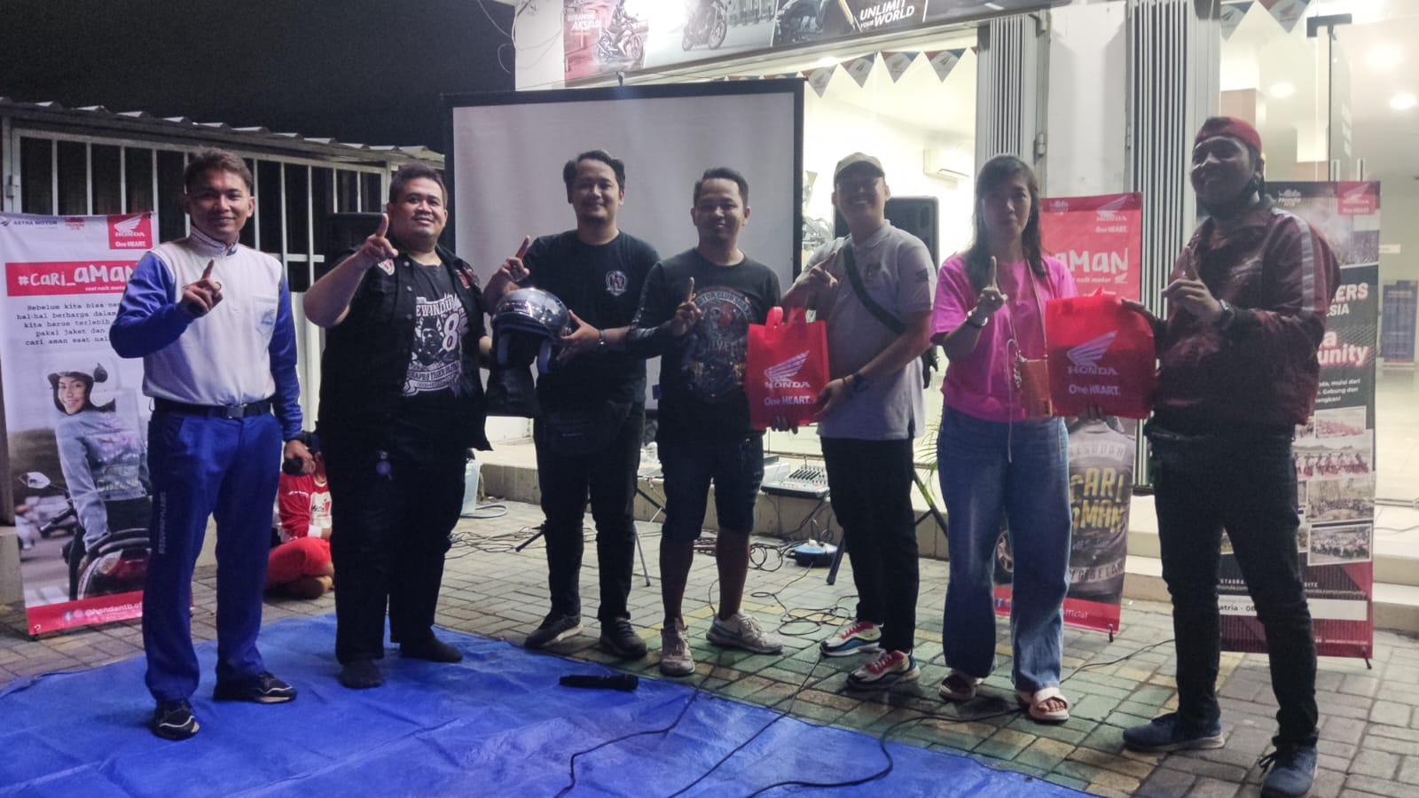 EDUKASI: Tim safety riding Astra Motor NTB di acara Kopdar gabungan HALO.(HONDA FOR LOMBOK POST)