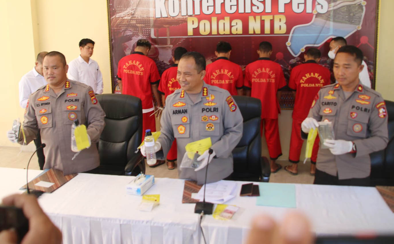 TUNJUKKAN BUKTI: Dirpolairud Polda NTB Kombespol Kobul Syahrin Ritonga (kiri) bersama Kabidhumas Polda NTB Kombespol Arman Asmara Syarifuddin (tengah) menunjukkan barang bukti pengungkapan pengiriman benih lobster, Senin (19/6). (Harli/Lombok Post)