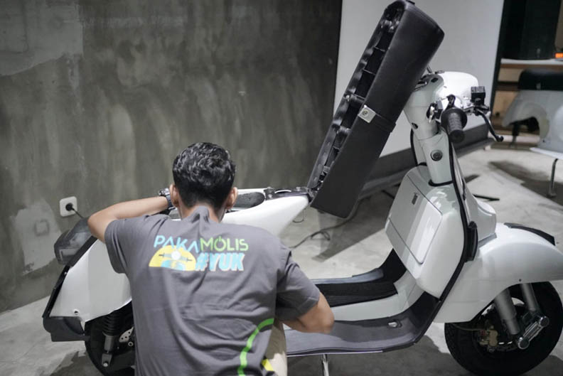 Pelatihan konversi motor BBM menjadi motor listrik. (Dok. PLN)
