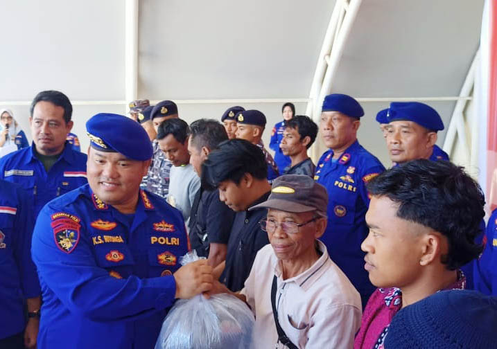 Dirpolairud Polda NTB Kombespol Kobul Syahrin Ritonga menyerahkan bantuan benih ikan kepada perwakilan kelompok nelayan di Taman Loang Baloq, Mataram, Sabtu (3/6). (Humas Polda NTB for Lombok Post)