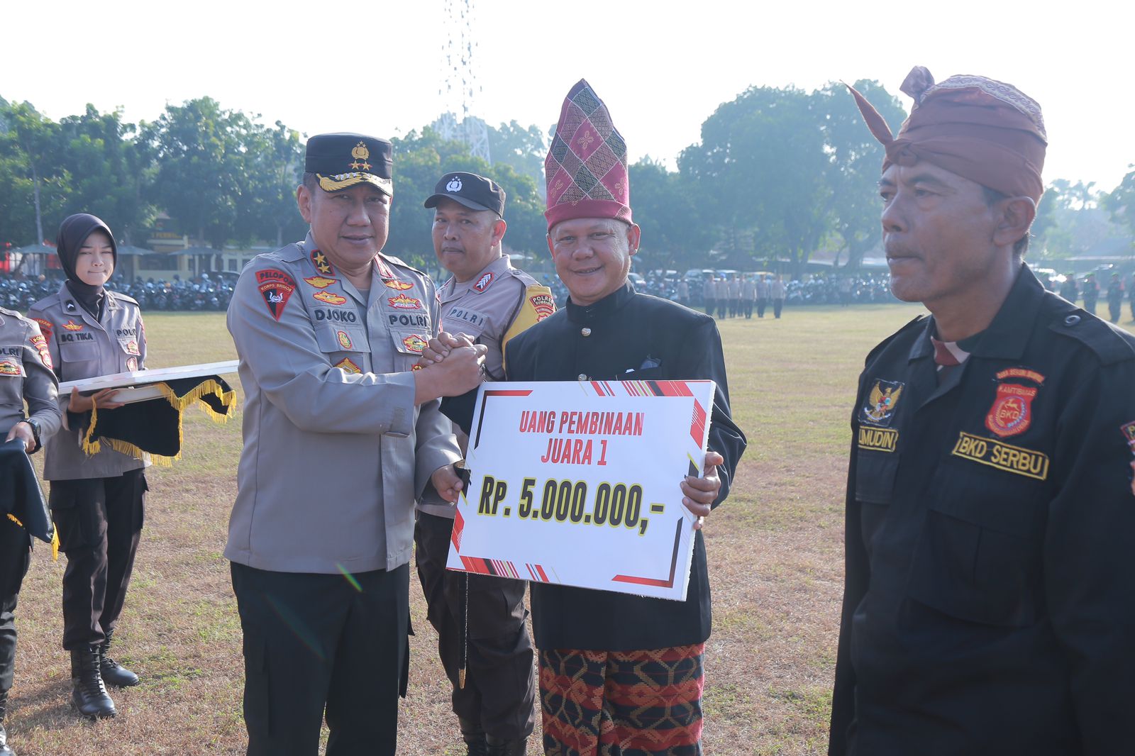 Kapolda NTB Irjen Pol Djoko Poerwanto menyerahkan hadiah kepada juara pertama lomba Satkamling di Lapangan Bhara Daksa Mapolda NTB, Rabu (21/6). (Istimewa)