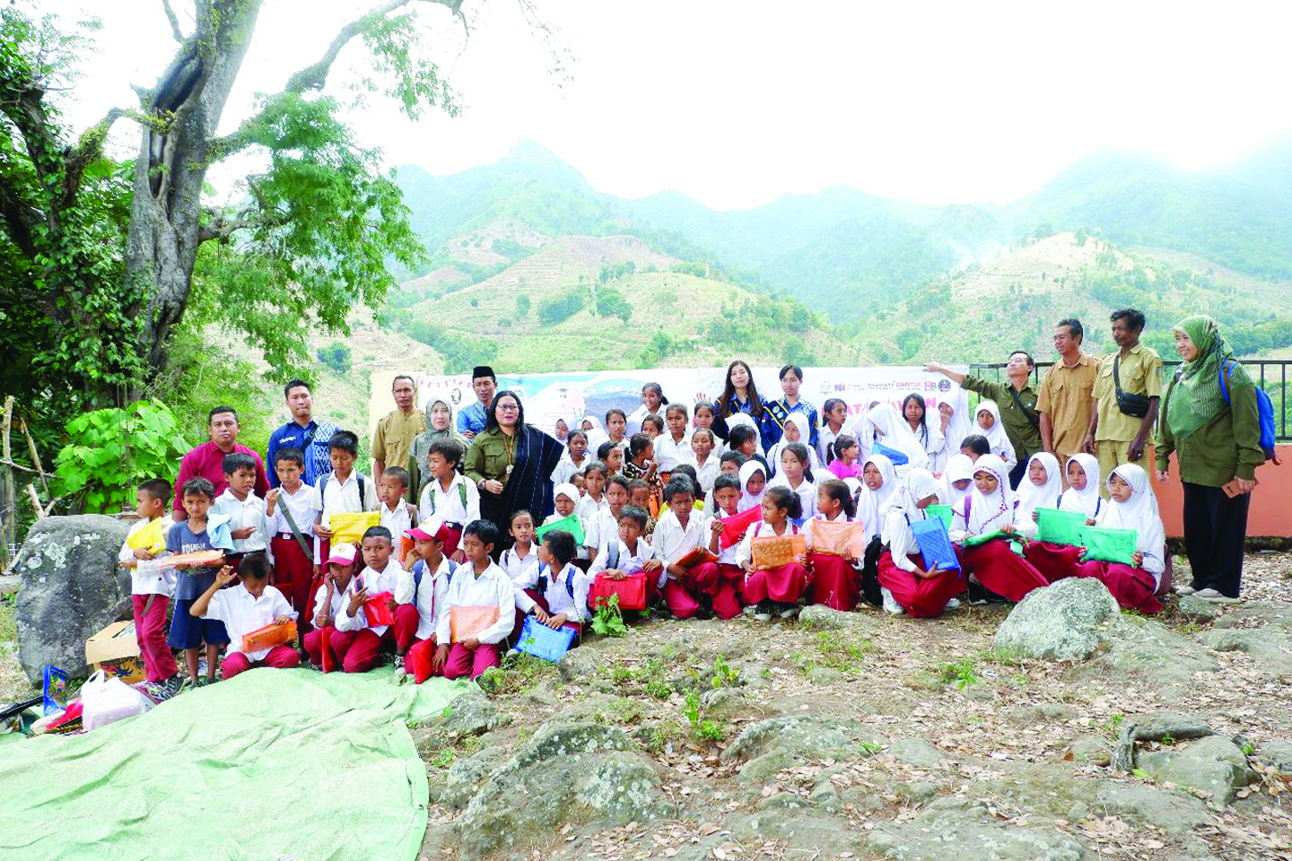 GELORAKAN LITERASI: Pihak Kantor Bahasa NTB, komunitas literasi dan siswa usai kegiatan Abdi Bahasa dalam Rangka Literasi Baca Tulis Berbasis Komunitas, di Desa Mbawa, Kecamatan Donggo, Kabupaten Bima, akhir bulan lalu. (Kantor Bahasa NTB for Lombok Post)