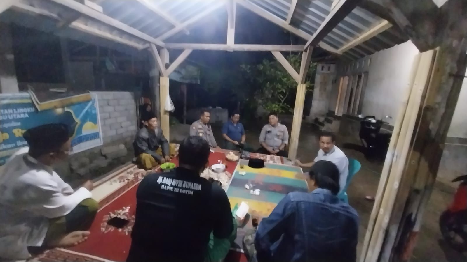 BERIKAN RASA AMAN: Polsek Selong bersama pihak terkait saat patroli, belum lama ini. (Polsek Selong for Lombok Post)