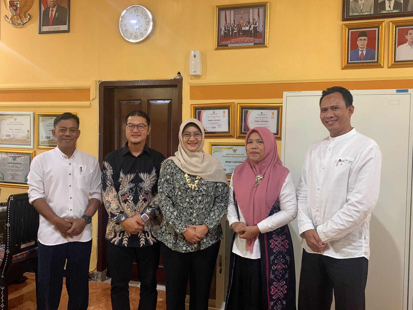 PERKUAT LITERASI: Plt Direktur SEAQIL R Dian Dia-an Muniroh (tengah) bersama Guru SMAN 1 Mataram Sunarti sepakat menjalin kerja sama memperkuat literasi belum lama ini. (Chia/Lombok Post)