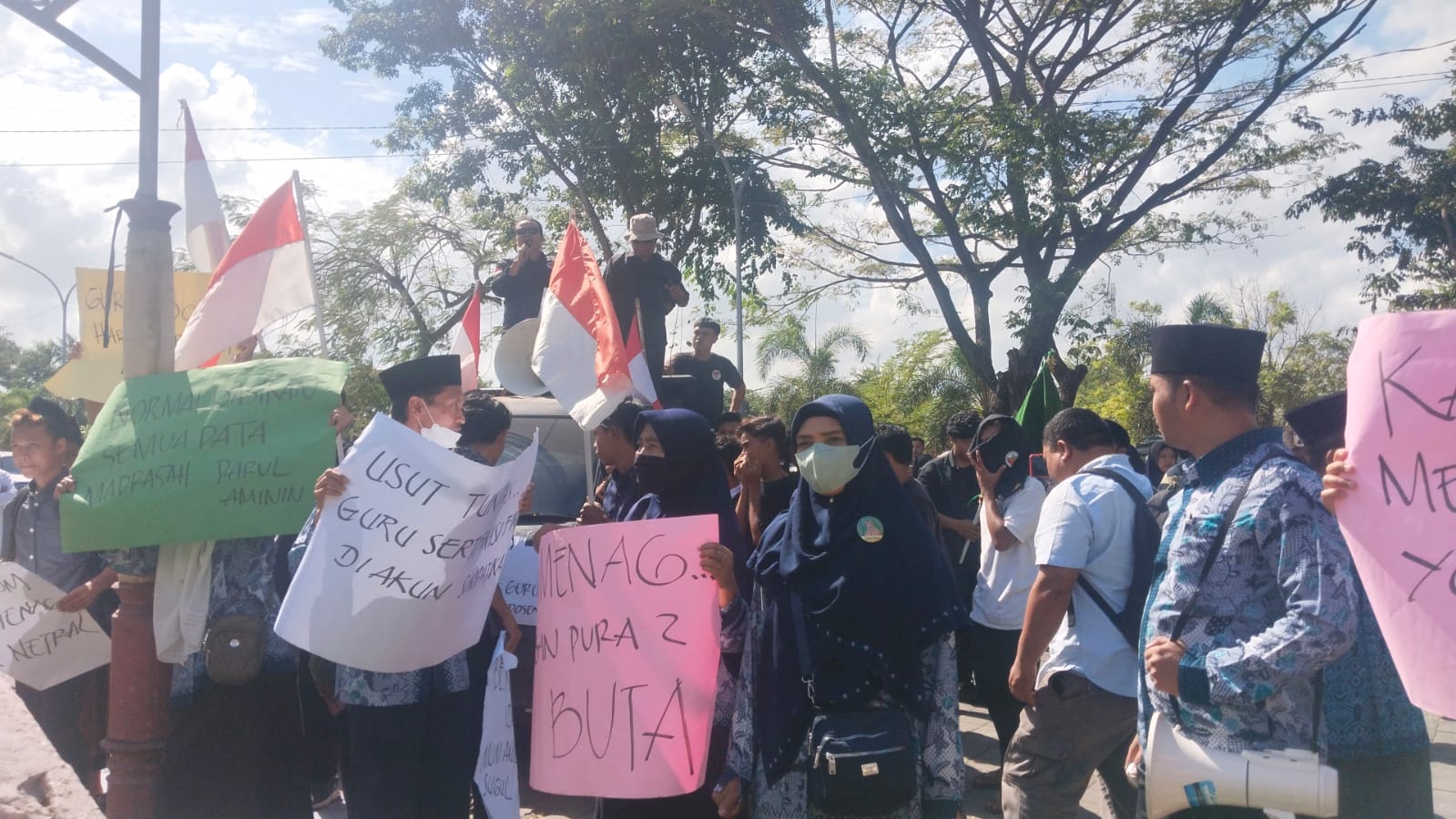 TUNTUT HAK: Forum Keluarga Besar Darul Aminin Aik Mual (FKBDA) melakukan aksi damai menuntut hak-hak guru madrasah ke gedung Kemenag Loteng, Rabu (14/6/2023). (Dewi/Lombok Post)